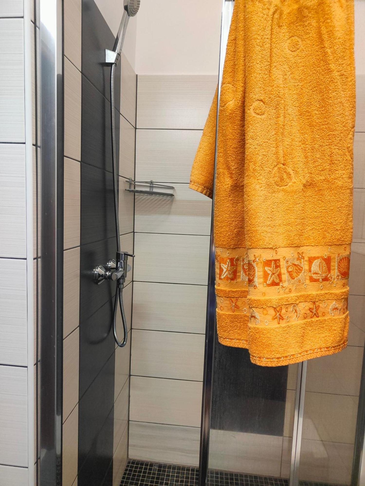 Hotel Dom Bez Scian Gubin Esterno foto